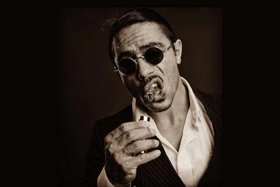 গত বছর এক শিল্পীর অনুমতি ছাড়াই তাঁর আঁকা একটি ছবি নিজের তৈরি পণ্যে ব্যবহার করে সমালোচনার মুখে পড়েছিলেন তিনি। সল্ট বে-র কাছ থেকে ৫০ লক্ষ ডলার চেয়ে মামলা করেছিলেন জোসেফ মুরাটো নামে ওই শিল্পী। ভারতীয় মুদ্রায় প্রায় ৪১ কোটি ৪৭ লক্ষ ৭০ হাজার ২৫০ টাকা। এ বার ইউএস ওপেন কাপের ফাইনাল দেখা থেকে বঞ্চিত হতে চলেছেন তিনি।