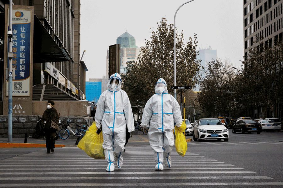 চিনে এই বিএফ.৭ উপরূপের কারণেই আবারও মারণরূপ নিয়েছে অতিমারি। আক্রান্ত বা মৃত্যুর সঠিক পরিসংখ্যান আগের মতোই প্রকাশ করেনি চিন। তবে সংবাদ সংস্থা ব্লুমবার্গের দাবি, চিনে নতুন করে আক্রাম্ত হয়েছেন প্রায় ১০ লক্ষ জন। দৈনিক মৃত্যুর সংখ্যা প্রায় ৫ হাজার। 