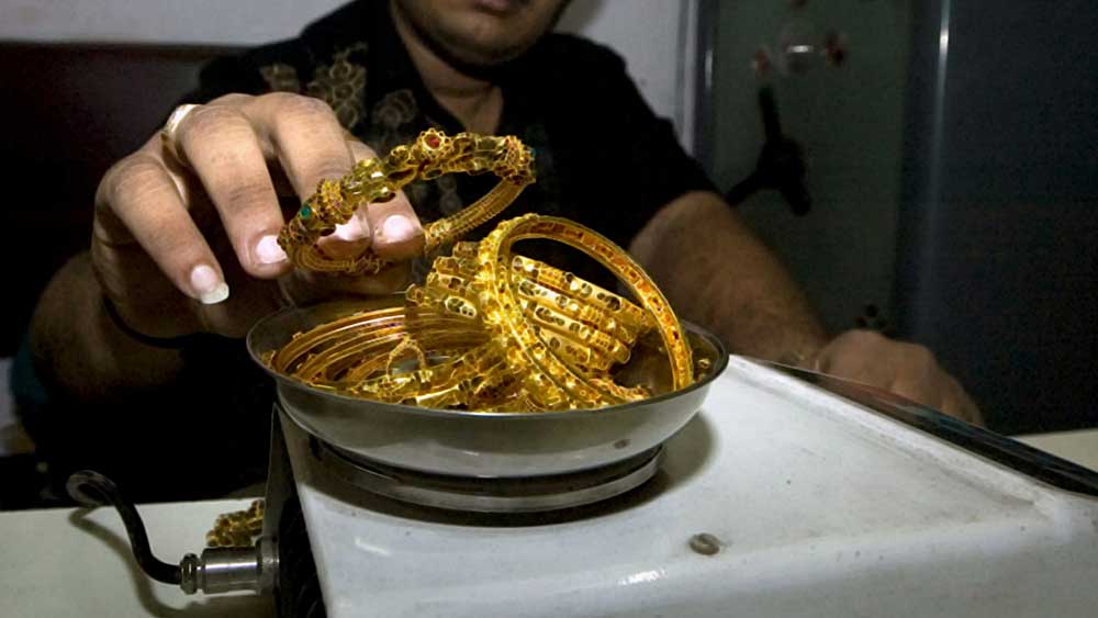 স্বর্ণশিল্পীদের মতে, ইতিমধ্যেই দামের প্রভাবে গয়নার বাজার অনেকটাই পড়েছে। সোনার দাম দেখে অনেকেই সমস্যায়।