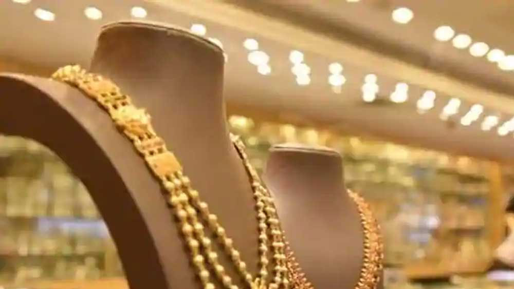 ফাঁপরে পড়েছে মধ্যবিত্ত, যাঁরা এই মরসুমেই ছেলে বা মেয়ের বিয়ে ঠিক করেছেন। যত দামই হোক, সোনা কিন্তু তাঁদের কিনতেই হচ্ছে।