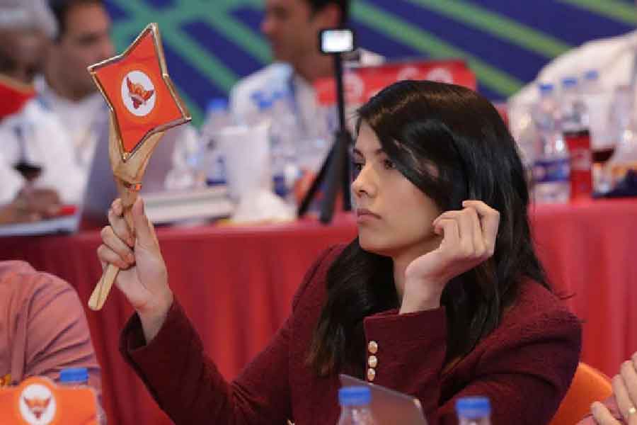 বছর তিরিশের কাব্যকে ঘিরে উন্মাদনা দেখা গিয়েছে। সানরাইজ়ার্সের প্রতিষ্ঠাতা কলানিধি মরানের মেয়ে কাব্য বেশ কয়েক বছর ধরেই দলের সঙ্গে যুক্ত। ইদানীং তিনি একেবারে সামনের সারিতে এসে দল সাজাচ্ছেন। আর তাঁর গ্ল্যামারের আলোয় আরও ঝলমলে হয়ে উঠেছে মিনি নিলামের আসর। 