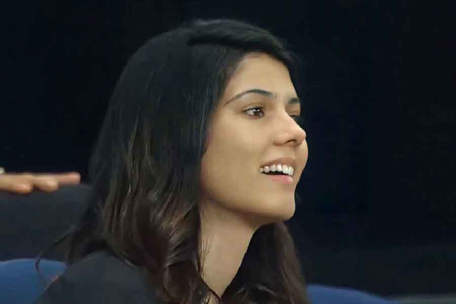 এ দিকে আইপিএলের আসরেও একের পর এক চমক। বেন স্টোকসকে নিয়ে টানটান লড়াই চলে নিলামে। চেন্নাই, লখনউ— দু’দলই চায় ইংল্যান্ডের টেস্ট অধিনায়ককে দলে রাখতে। শেষ পর্যন্ত ১৬ কোটি ২৫ লক্ষ টাকায় চেন্নাই কিনে নেয় স্টোকসকে। ধোনির দলে খেলবেন ইংরেজ অলরাউন্ডার।