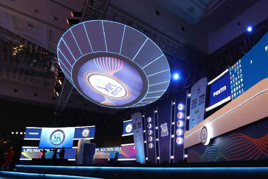 ওয়েস্ট ইন্ডিজ় তারকা নিকোলাস পুরানকে  ১৬ কোটি দিয়ে কিনেছে লখনউ। জেসন হোল্ডার গিয়েছেন রাজস্থান দলে। তবে জো রুট, শাকিব আল হাসান, লিটন দাসরা অবিক্রিতই রয়ে গিয়েছেন। যদিও মুম্বই ১৭ কোটি ৫০ লক্ষ টাকায় কিনে নিয়েছে ক্যামেরুন গ্রিনকে। তিনি পোলার্ডের অভাব পূরণ করবেন। 