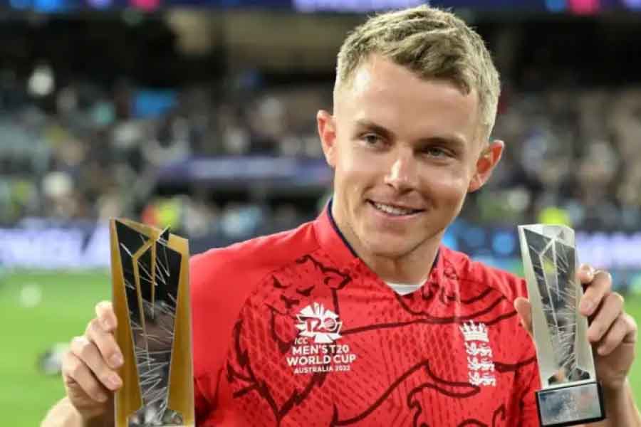 কিন্তু খেলার তারকাদের নিলামের আসরে আবার নজর কেড়ে নিলেন সেই কাব্য। তাঁকে নিয়ে চর্চা হল সমাজমাধ্যমে। তৈরি হল মিম। 