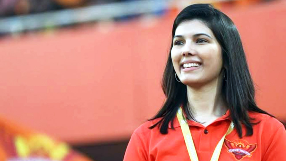 সানরাইজ়ার্স-এর প্রতিষ্ঠাতা কলানিধি মরানের মেয়ে কাব্য বেশ কয়েক বছর ধরেই দলের সঙ্গে যুক্ত। আর তিনি থাকা মানেই ক্যামেরার নজর তাঁর উপরে থাকবেই। এ বারও তার ব্যতিক্রম দেখা গেল না। 