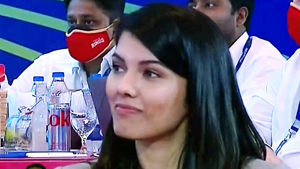 ক্রিকেট দলের সঙ্গে কাব্যর এই যোগাযোগ অবশ্য নতুন নয়। বাবার সঙ্গে হাত মিলিয়ে পারিবারিক ব্যবসা চালাচ্ছেন। সান গোষ্ঠীর মালিকের মেয়ে পড়াশোনাকেও অবহেলা করেননি।