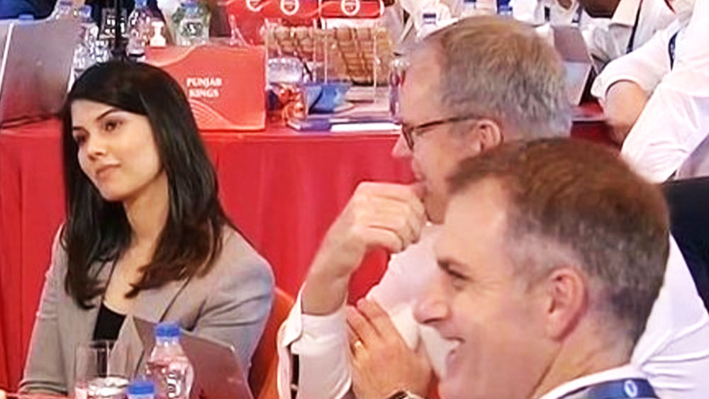 চেন্নাইয়ের স্টেলা মারিস কলেজ থেকে বাণিজ্যে স্নাতক হওয়ার পর এমবিএ ডিগ্রি নিতে আমেরিকায় গিয়েছিলেন কাব্য। 