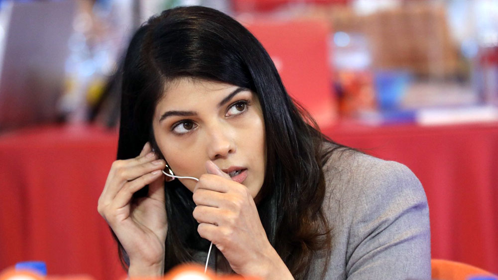 অনেকেই হয়তো জানেন না, কাব্যর বাবা সম্পর্কে তামিলনাড়ুর প্রাক্তন মুখ্যমন্ত্রী এম করুণানিধির নাতি। তবে রাজনৈতিক পরিমণ্ডলে বড় হলেও সক্রিয় রাজনীতির বদলে ব্যবসাকেই পেশা হিসাবে বেছে নিয়েছেন কাব্য। ডিএমকে নেতা তথা প্রাক্তন কেন্দ্রীয় মন্ত্রী দয়ানিধি মরানের ভাইঝি বাবার ব্যবসার দিকেই ঝুঁকেছেন।