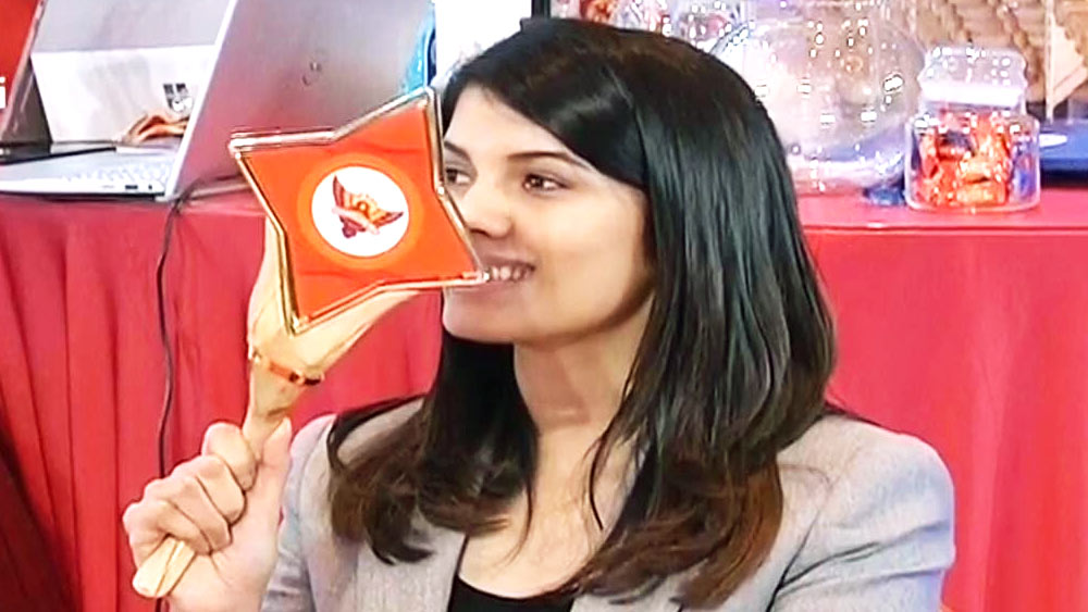 আইপিএলের নিলামের সময় আকর্ষণের কেন্দ্রবিন্দু হয়ে ওঠা কাব্যকে নিয়ে অনেকেই নেটমাধ্যমে নানা কথা বলেছেন। তাঁদের এক জনের রসিক মন্তব্য, ‘আইপিএলের নিলামে কেউ প্রীতি জিন্টার অনুপস্থিতি টেরই পাচ্ছেন না। তা পুষিয়ে দিয়েছেন কাব্য!’