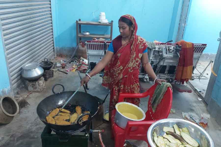 স্বনির্ভর গোষ্ঠীর মহিলারা চালু করলেন তেলেভাজার দোকান।