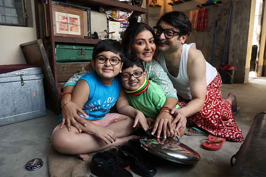 ‘হামি ২’ ছবির একটি দৃশ্যে শিশুশিল্পীদের সঙ্গে গার্গী রায়চৌধুরী এবং শিবপ্রসাদ মুখোপাধ্যায়।