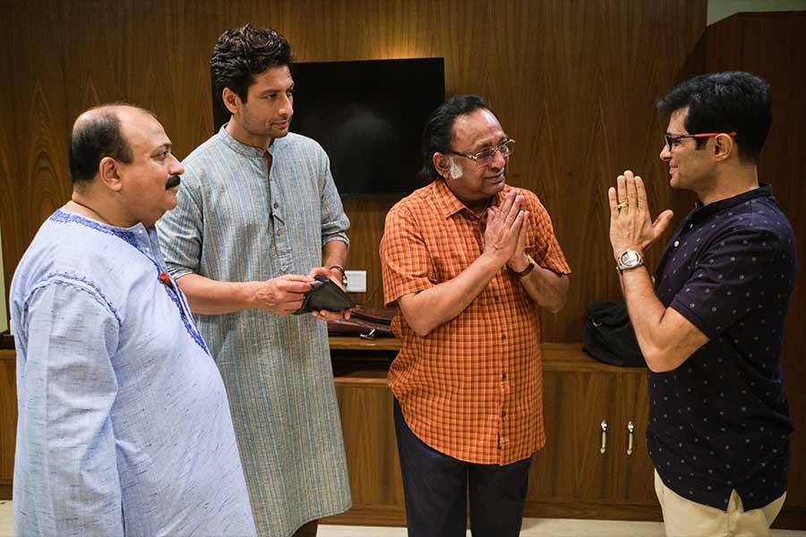 ‘হত্যাপুরী’ ছবির একটি দৃশ্যে অভিজিৎ গুহ, ইন্দ্রনীল সেনগুপ্ত, সুপ্রিয় দত্ত এবং আয়ুষ দাস।