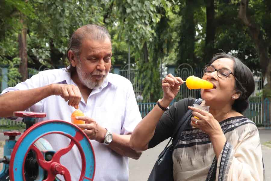 ‘প্রজাপতি’ ছবির একটি দৃশ্যে মিঠুন চক্রবর্তী এবং মমতা শঙ্কর।