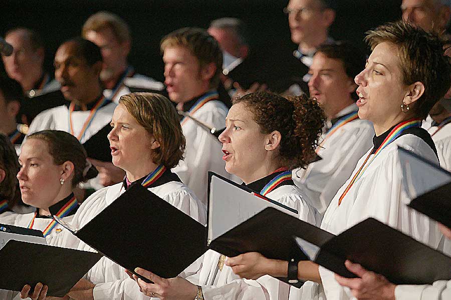 গির্জাতে প্রতিদিন সন্ধ্যায় ঠিক ৭টা বেজে ২০ মিনিটে অনুশীলন করতে আসতেন কোরাস গায়কের দল। সন্ধ্যা ৭টা বেজে ১৫ মিনিটে তাঁরা গির্জায় এসে উপস্থিত হতেন। এটাই ছিল প্রতিদিনের অভ্যেস। কোনও দিনের সেই নিয়মের বদল হয়নি।