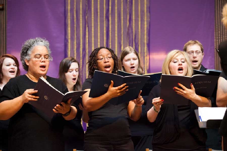 মাঝে মধ্যে এক-দু’জনের নিয়মে ব্যত্যয় দেখা দিলেও অধিকাংশ সদস্যই আসতেন ঠিক সময়ে।