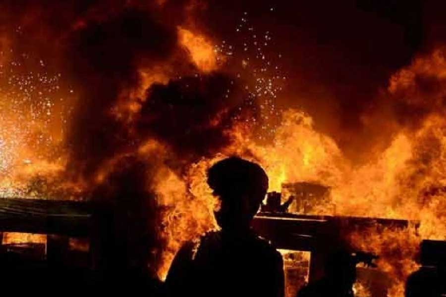 বিস্ফোরণের তীব্রতা এতই বেশি ছিল যে, আশপাশের বাড়িগুলির জানালা দরজা ভেঙে চুরমার হয়ে যায়। সামনের একটি রেডিয়ো স্টেশনেরও সিগন্যাল উড়ে গিয়েছিল বিস্ফোরণের জোরে।