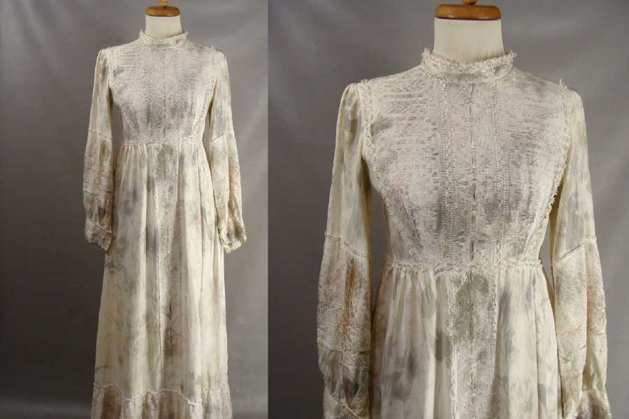 কোরাসের ওই দলে ছিলেন স্থানীয় মন্ত্রী রেভারেন্ড ওয়াল্টার ক্লেমপেল, তাঁর স্ত্রী এবং কন্যা মেরিলিন রুথ। কোরাস অনুশীলনের জন্য পরিবারের সঙ্গে বাড়ি থেকে বেরনোর সময় মেরিলিন দেখেন, তাঁর পোশাকে একটি দাগ লেগেছে।