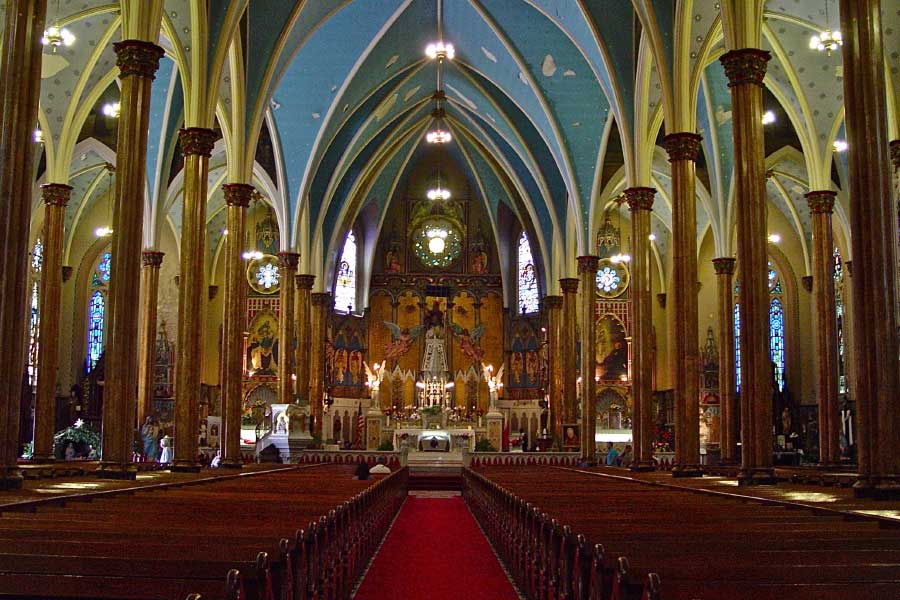 পিয়ানোবাদক মেরিলিন পল দুর্ঘটনার দিন সময়ের থেকে ৩০ মিনিট আগে গির্জায় যাওয়ার পরিকল্পনা করছিলেন। কিন্তু ওই দিন দুপুরে তাঁর বাড়িতে ভালমন্দ রান্না হয়েছিল। রাতে ভূরিভোজের কারণে পল ঘুম থেকে উঠেছিলেন দেরি করে।