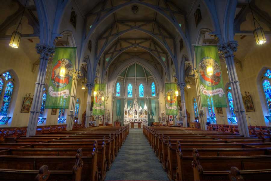 পলের মা নিজে ছিলেন ওই দলের সর্বেসর্বা। তিনিই বকলমে ওই দল চালাতেন। তাঁরও ওই দিন ছেলের সঙ্গে তাড়াতাড়ি গির্জায় যাওয়ার কথা ছিল। 