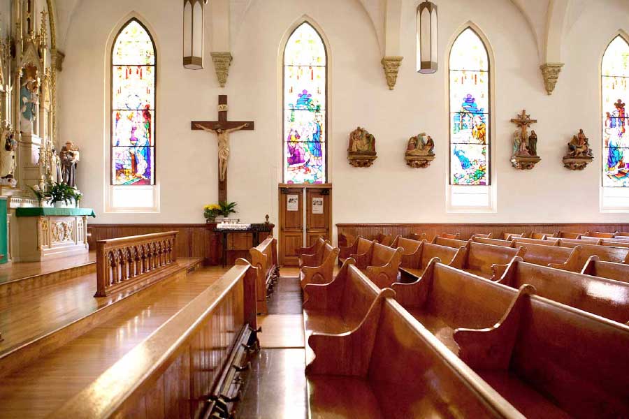 ওই গির্জায় কোরাস গাইতে যেতেন হাই স্কুলের দুই ছাত্রী লুসিল জোন্স এবং ডরোথি উড। তবে তাঁরা গির্জায় সব সময় একজোটে যেতেন।