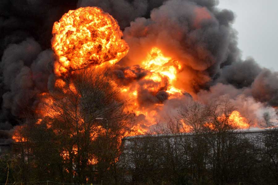 দুই বোন, রোয়েনা এবং স্যাডি এস্টেস দুর্ঘটনার দিন সন্ধ্যাবেলা গির্জায় যাওয়ার জন্য বাড়ি থেকে তাড়াতাড়ি বেরিয়েছিলেন। কিন্তু বেরিয়ে দেখেন, তাঁদের বাড়ির গাড়ি খারাপ হয়ে পড়ে রয়েছে। তখন দুই বোন গাড়িতে লিফট্‌ দেওয়ার জন্য ডেকে পাঠান তাঁদের বন্ধু লাডোনা ভ্যান্ডারগ্রিফ্টকে।