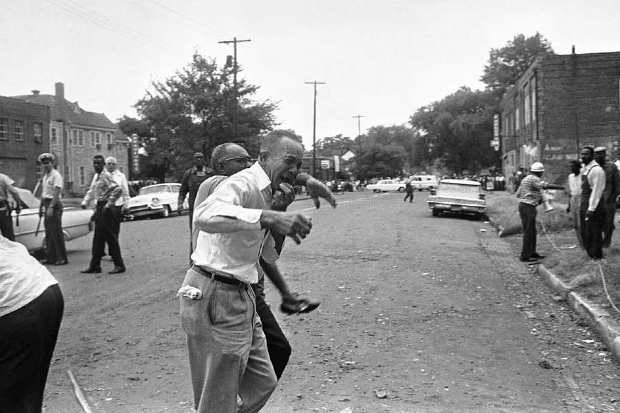 লাডোনা নিজেও প্রতিদিন ঠিক সময়ে গির্জায় পৌঁছে যেতেন। কিন্তু ঠিক ওই দিনই স্কুলের দেওয়া কিছু গণিতের হোমওয়ার্ক করতে গিয়ে দেরি হয়ে যায় লাডোনার। ফলে লাডোনা এহং এস্টেস বোনেরা বিস্ফোরণের বেশ কিছু ক্ষণ পরে গির্জায় পৌঁছন।