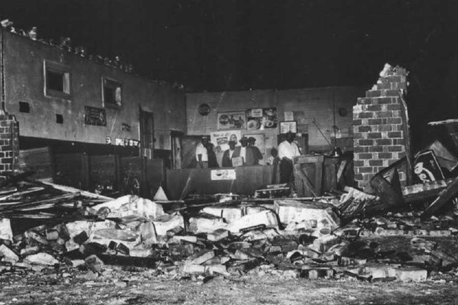 স্থানীয় বাসিন্দা শুস্টার এবং তাঁর ছোট্ট মেয়ে সুসানও প্রতি দিন গির্জায় কোরাস গাইতে যেতেন। কিন্তু ওই দিন তাঁদের একবার শুস্টার বাপের বাড়িতে ঢুঁ মেরে যাওয়ার কথা ছিল। কিন্তু সেখানেই তাঁদের দেরি হয়ে যায়। প্রাণে বাঁচেন শুস্টার এবং সুসান।