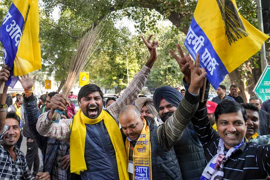 দিল্লি পুরনিগমে ১৫ বছরের বিজেপির কর্তৃত্ব শেষ করার পর আগামী ৬ জানুয়ারির দিকেই তাকিয়ে আপের কর্মী-সমর্থকেরা। ওই দিন মেয়র পদের জন্য ভোট দেবেন ২৫০ জন নির্বাচিত কাউন্সিলর-সহ দিল্লির ৭টি লোকসভা এবং ৩টি রাজ্যসভার সদস্য। থাকবেন দিল্লি বিধানসভার মনোনীত ১৪ জন বিধায়কও।