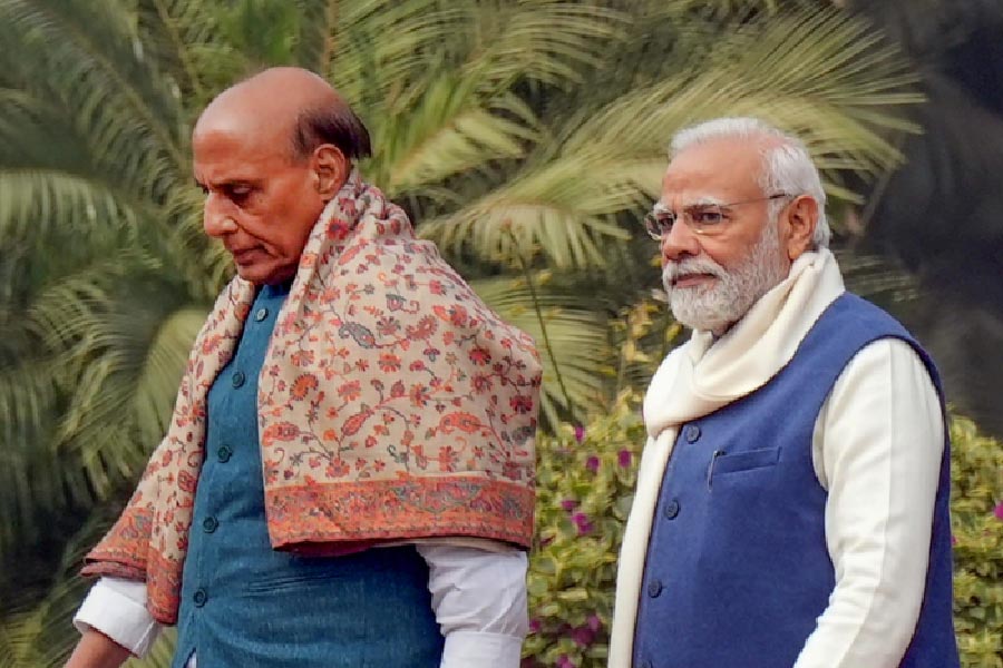 মোদীর ‘আত্মনির্ভর ভারত’ এবং ‘মেক ইন ইন্ডিয়া’ স্লোগান সফল করার জন্য প্রতিরক্ষা সরঞ্জাম কেনার দায়িত্বপ্রাপ্ত কমিটি (ডিএসি) কয়েক মাস আগে শতাধিক বিদেশি অস্ত্র ও সামরিক সরঞ্জাম আমদানির উপর নিষেধাজ্ঞা জারি করেছে।