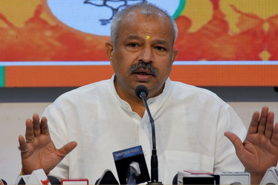 শুক্রবার আদেশ গুপ্তর মন্তব্য, ‘‘পুরনিগমে ভোটদাতাদের মতদান পেয়েছে আপ। সুতরাং তাঁরা তাঁদের মেয়রও পেতে পারেন। আমাদের শুভেচ্ছা রইল।’’