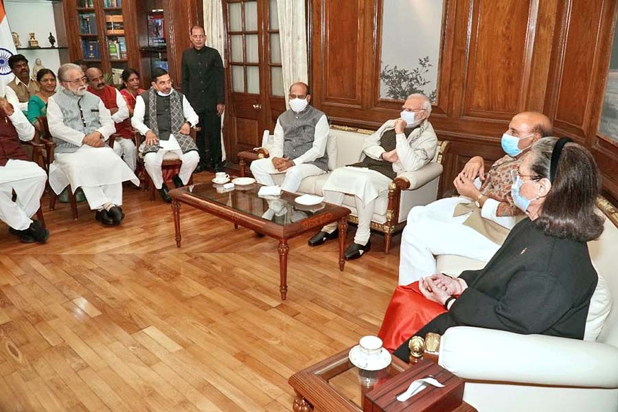 শুক্রবার চা-চক্রে প্রধানমন্ত্রী নরেন্দ্র মোদী, লোকসভার স্পিকার ওম বিড়লা, রাজনাথ সিংহ, সনিয়া গান্ধী, সুদীপ বন্দ্যোপাধ্যায় প্রমুখ। নিজস্ব চিত্র