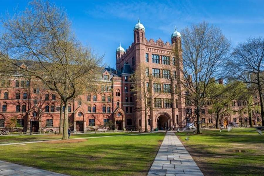 কনফুসিয়াস ইনস্টিটিউটের বিরুদ্ধে আরও গুরুতর অভিযোগ উঠেছে আমেরিকায়। ২০২০ সালে সে দেশের শিক্ষা মন্ত্রক হার্ভার্ড এবং ইয়েল বিশ্ববিদ্যালয়ের বিরুদ্ধে তদন্তের নির্দেশ দিয়েছিল। অভিযোগ, চিন-সহ বহু দেশের থেকে কোটি কোটি ডলারের চুক্তি এবং উপহার পেয়েছে তারা।