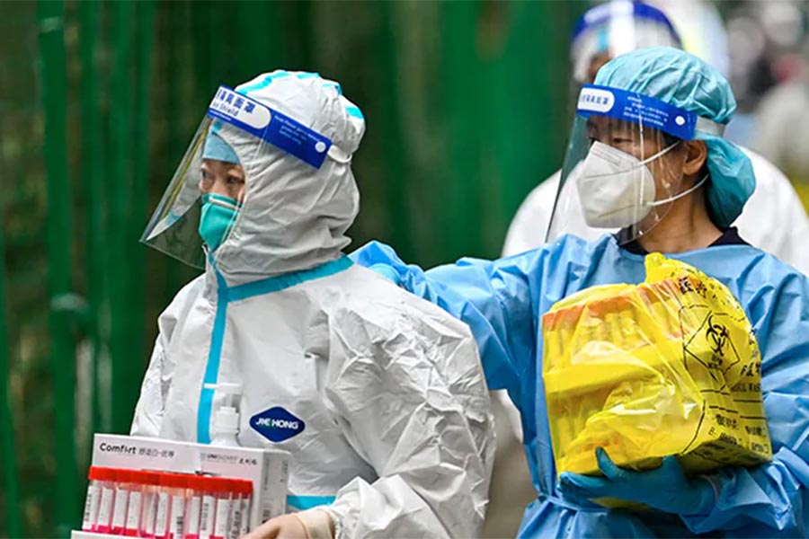 চিনের অতিমারি পরিস্থিতি বিগড়ে যাওয়ার পর পর তা ধামাচাপা দেওয়ার চেষ্টার অভিযোগও উঠেছে কনফুসিয়াস ইনস্টিটিউটগুলির বিরুদ্ধে। চিনে করোনার উপরূপ বিএফ.৭-এ সংক্রমণ ভয়াবহ মাত্রায় পৌঁছেছে। লন্ডনের এয়ারফিনিটি লিমিটেড নামে বিশ্লেষক সংস্থার দাবি, জানুয়ারিতে চিনে ৩০ লক্ষেরও বেশি দৈনিক সংক্রমণ হতে পারে। যা মার্চে বেড়ে ৪০ লক্ষে পৌঁছনোর আশঙ্কা রয়েছে। যদিও অতিমারির এই ভয়াবহতাকে খাটো করে দেখানোর কনফুসিয়াস ইনস্টিটিউটগুলিকে কাজে লাগানো হতে পারে বলে দক্ষিণপন্থীদের দাবি।