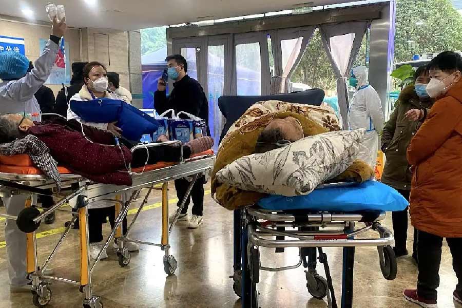 আগামী কয়েক দিনের মধ্যেই চিনে সংক্রমণ শিখরে পৌঁছতে পারে বলে আশঙ্কা প্রকাশ করেছেন সে দেশের স্বাস্থ্য বিশেষজ্ঞরা। পড়শি দেশে যে ভাবে করোনার ভয়াবহ ছবি প্রকাশ্যে আসছে, তাতে তৎপর হয়েছে ভারতও। 