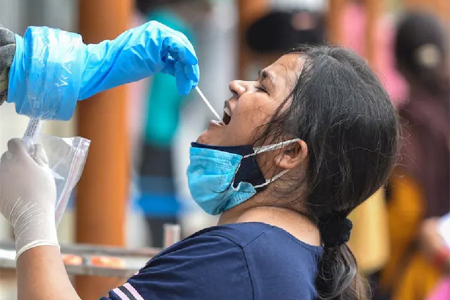 চলতি বছরের মাঝামাঝি সময়ের পর থেকেই ভারতে করোনা সংক্রমণ থিতু হয়েছে। বিগত মাসগুলিতে ক্রমশ কমেছে সংক্রমণ। কমেছে মৃত্যুর হারও। যার জেরে স্বস্তি পেয়েছেন দেশবাসী। কিন্তু বছর শেষের আগে আবার চিন্তা বাড়ছে। 