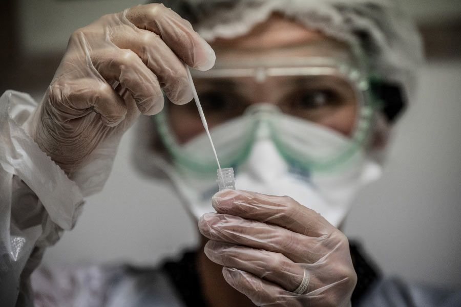 চিনের পরিস্থিতির কথা মাথায় রেখে ভারতে যাতে নতুন করে কোভিডের সংক্রমণ না বাড়ে, সে জন্য উদ্যোগী হয়েছে কেন্দ্রীয় সরকার। চিনের পরিস্থিতির উপর সর্বদা নজর রাখা হচ্ছে বলে জানিয়েছে কেন্দ্র। 