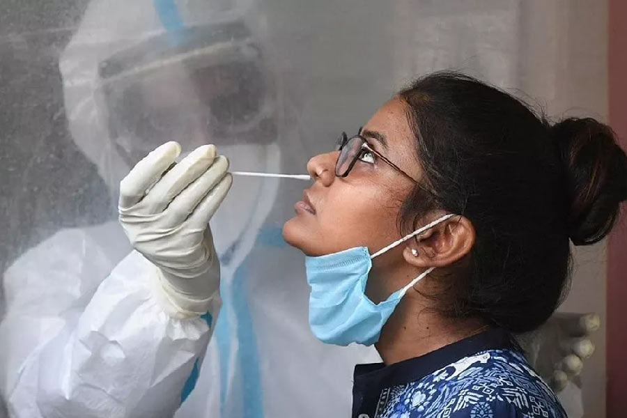 চিনে যখন করোনার নতুন ঢেউ আছড়ে পড়েছে, তখন ভারতেও উদ্বেগ বাড়িয়েছে করোনার এই নয়া উপরূপ। এ দেশেও এই নয়া উপরূপে সন্ধান পাওয়া গিয়েছে। মোট ৪ জন করোনার নয়া উপরূপে সংক্রমিত হয়েছেন। 