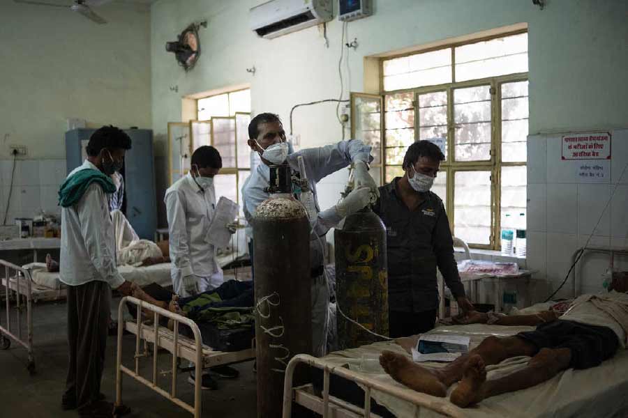 বছর শেষের মুখে করোনার নতুন উপরূপের কারণে কি ভারতেও সংক্রমণ বাড়তে পারে? দেশে কি আছড়ে পড়তে পারে সংক্রমণের চতুর্থ ঢেউ? এ নিয়ে নিজেদের মতামত জানিয়েছেন বিশেষজ্ঞরা। 