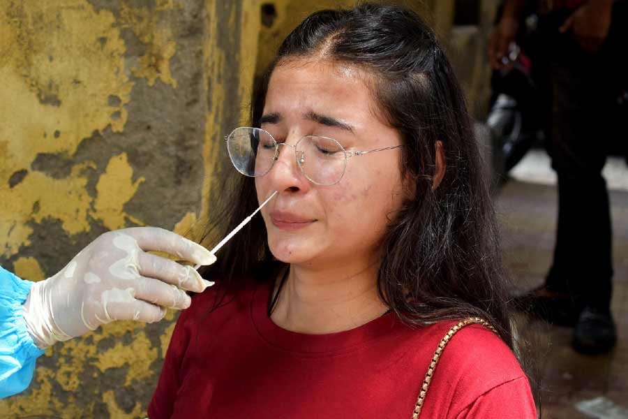 বিশেষজ্ঞদের মতে, করোনার নয়া উপরূপ নিয়ে ভারতে আতঙ্কের কোনও কারণ নেই। কারণ এটা অতটাও মারাত্মক চেহারা নেবে না। তবে মাস্ক পরা ও ভিড় এড়ানোর পরামর্শ দিয়েছেন তাঁরা। 