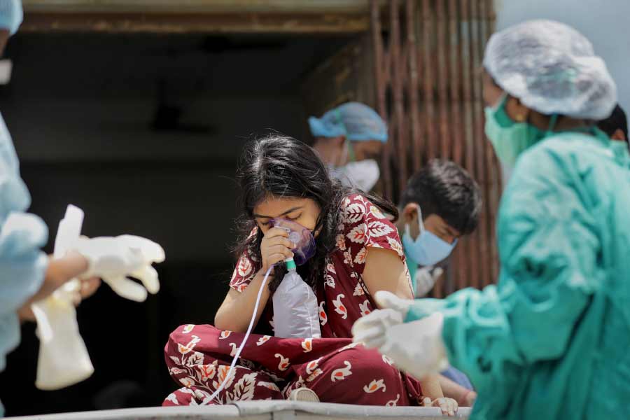 এক ইংরাজি দৈনিককে চিকিৎসক অনুরাগ আগরওয়াল জানিয়েছেন যে, ভারতে একটা বড় জনগোষ্ঠী অতীতে করোনার ওমিক্রন ও ডেল্টা প্রজাতিতে সংক্রমিত হয়েছে। ফলে প্রতিরোধ ক্ষমতা ইতিমধ্যেই তৈরি হয়েছে। পাশাপাশি টিকাকরণ করা হয়েছে। 