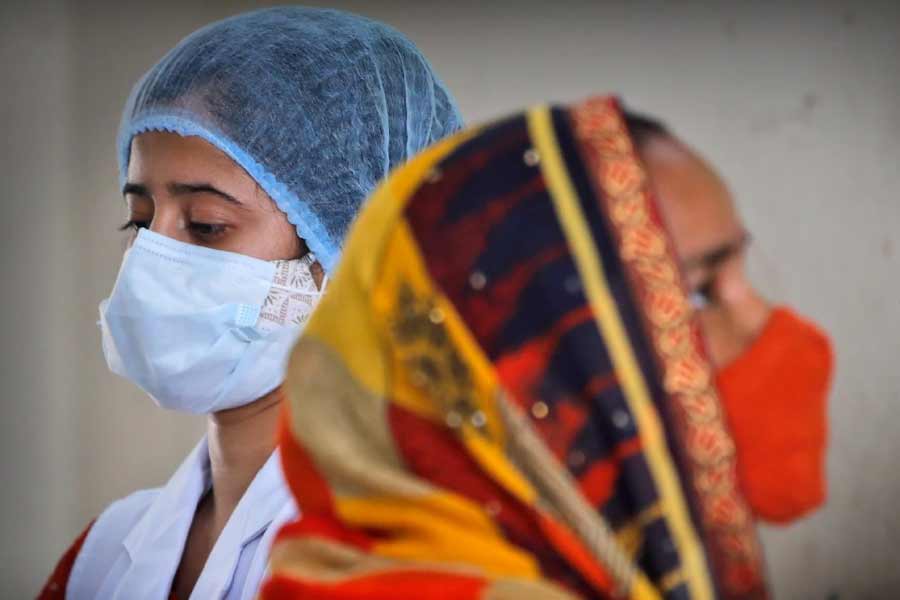 ভারতে কি তবে চিনের মতো কোভিড পরিস্থিতি হবে না? এই প্রশ্নের জবাবে পাণ্ডা বলেছেন যে, ভারতে ব্যাপক ভাবে টিকাকরণ হয়েছে। যার জেরে একটা বড় জনগোষ্ঠীর মধ্যে রোগপ্রতিরোধ ক্ষমতা তৈরি হয়েছে। তাই সংক্রমণের ভয়াবহতার ঝুঁকি কম। ফলে চিনের মতো পরিস্থিতি হবে না ভারতে।