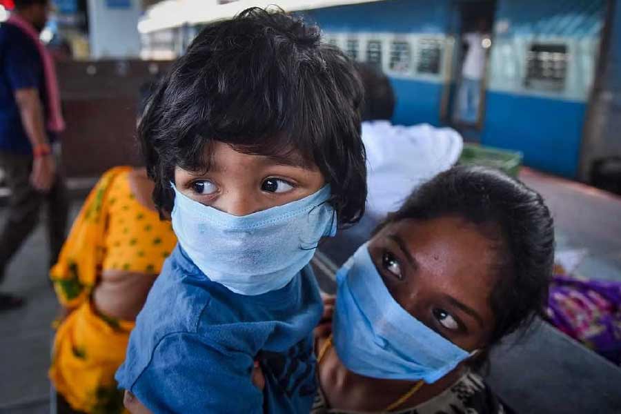 তবে চিনে যে ভাবে সংক্রমণ ছড়াচ্ছে,সেই পরিস্থিতির দিকে সর্বদা নজর রাখা দরকার। পাশাপাশি ভারতে করোনায় যাঁরা নতুন করে আক্রান্ত হচ্ছেন, তাঁদেরও পর্যবেক্ষণের প্রয়োজন রয়েছে বলে মনে করছেন বিশেষজ্ঞরা। যাঁরা টিকার বুস্টার ডোজ নেননি, তাঁদের তা নেওয়ার বার্তাও দেওয়া হয়েছে। 