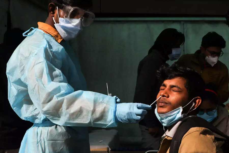 কেন্দ্রীয় স্বাস্থ্যমন্ত্রী মনসুখ মাণ্ডবিয় জানিয়েছেন যে, আতঙ্কিত হওয়ার কারণ নেই। তবে গোটা পরিস্থিতির উপর নজর রাখা হচ্ছে। 