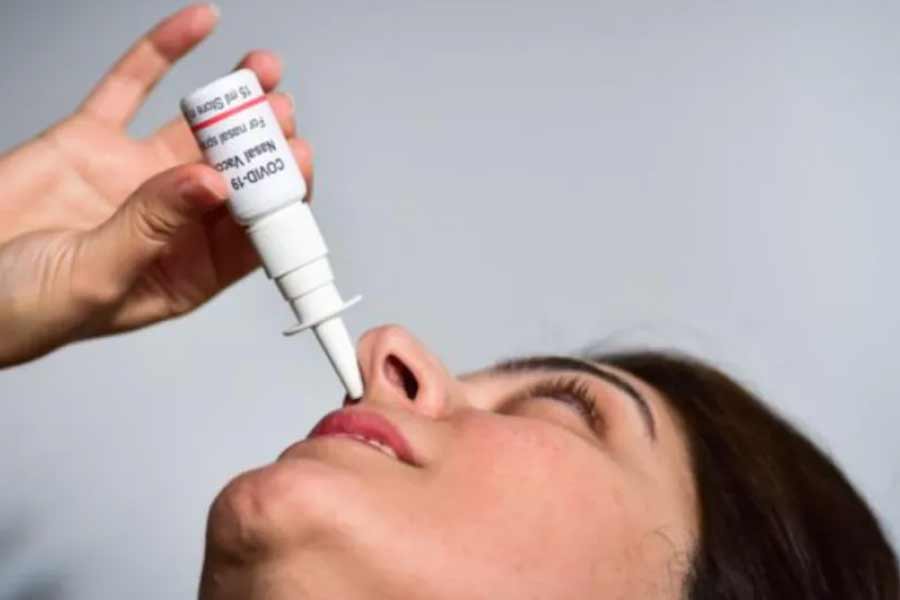করোনার নতুন উপরূপের কারণে সংক্রমণ ঠেকাতে টিকাকরণে জোর দিয়েছে সরকার। শুক্রবার ভারত বায়োটেকের নাকে নেওয়ার প্রতিষেধককে (ন্যাজাল ভ্যাকসিন) ছাড়পত্র দেওয়া হয়েছে। শুক্রবার থেকেই টিকাকরণ কর্মসূচিতে যুক্ত করা হয়েছে এই টিকা। 