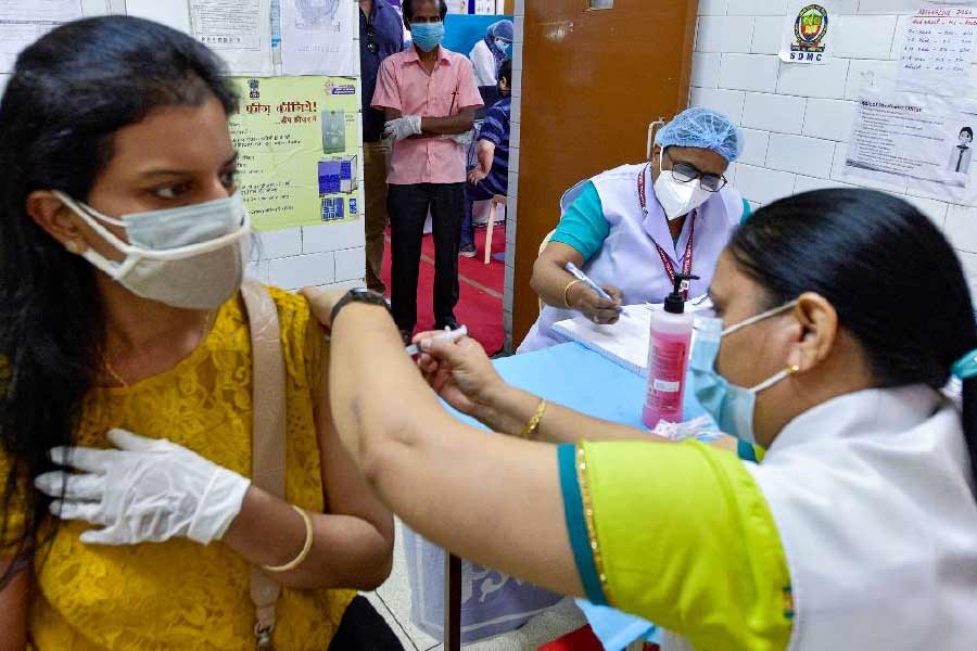 টিকার চতুর্থ ডোজ নেওয়া কি প্রয়োজন? এই প্রসঙ্গে গুলেরিয়া জানিয়েছেন যে, এ ব্যাপারে আরও খতিয়ে দেখা জরুরি। যাঁরা ইতিমধ্যেই বুস্টার ডোজ নিয়েছেন, তাঁদের ক্ষেত্রে নতুন করে এখনই টিকা নেওয়ার কোনও প্রয়োজন নেই। তবে বর্তমানে কাছে যে প্রতিষেধকগুলি রয়েছে, সেগুলি নিয়ে আরও গবেষণা চালাতে হবে।  নতুন করে আর কোনও টিকার প্রয়োজন রয়েছে কি না, সে নিয়ে খতিয়ে দেখতে হবে। 