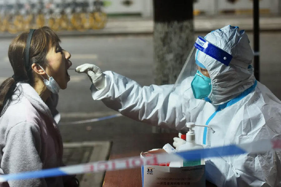 সতর্কতামূলক পদক্ষেপ শনিবার থেকেই টের পাওয়া গিয়েছে। চিনে করোনা বিস্ফোরণের আবহে বিদেশ থেকে আসা যাত্রীদের করোনা পরীক্ষা শুরু হল দিল্লি বিমানবন্দরে। শনিবার থেকে এই ছবি দেখা গিয়েছে ইন্দিরা গান্ধী আন্তর্জাতিক বিমানবন্দরে। বিদেশফেরত যাত্রীদের করোনা পরীক্ষা চালু করার প্রক্রিয়া শুরু হয়েছে দেশের আরও কয়েকটি বিমানবন্দরেও।