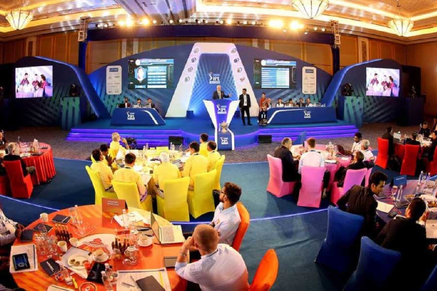 ফুটবল বিশ্বকাপ শেষ হতে না হতেই বেজে গিয়েছে আইপিএলের বাদ্যি। ৯০ মিনিটের খেলা ছেড়ে ফের ২০ ওভারের ক্রিকেটে মেতে উঠবে খেলার দুনিয়া। তার আগে আইপিএলের নিলাম পর্ব মিটে গিয়েছে শুক্রবার।