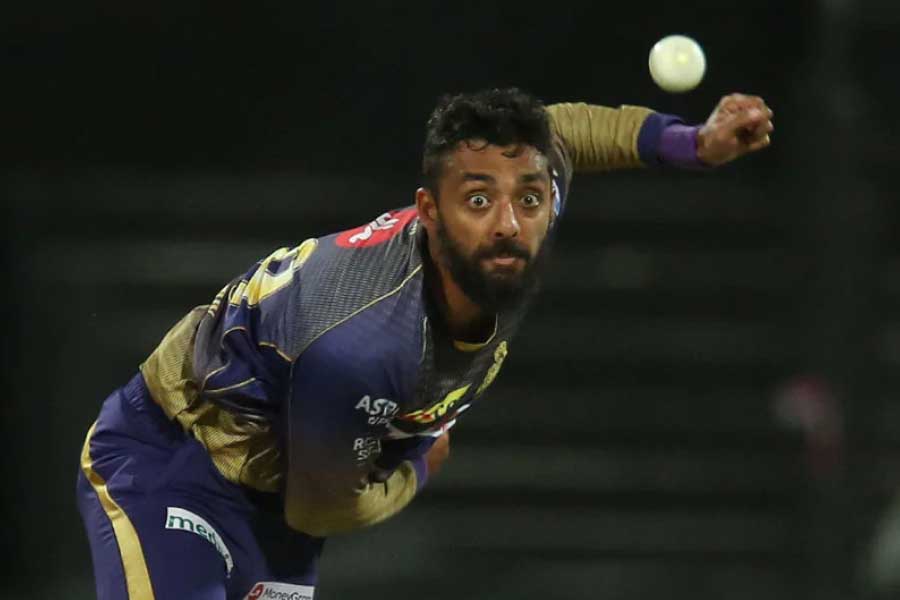 কেকেআরের সবচেয়ে মূল্যবান ক্রিকেটারদের তালিকায় ৩ নম্বরে রয়েছেন বরুণ চক্রবর্তী। তাঁকে ১২ কোটি টাকা দিয়ে দলে রেখেছেন কর্তৃপক্ষ।