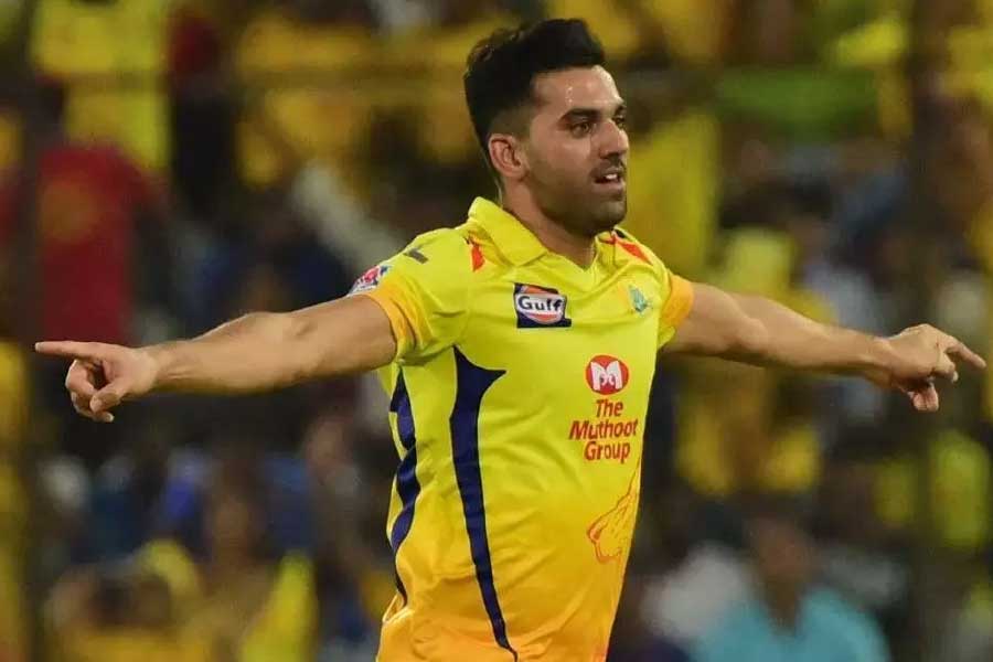 সিএসকের সবচেয়ে দামি ক্রিকেটারদের তালিকায় ৩ নম্বরে রয়েছেন দীপক চাহার। তাঁকে ১৪ কোটি টাকা দিয়ে দলে রেখেছেন কর্তৃপক্ষ।