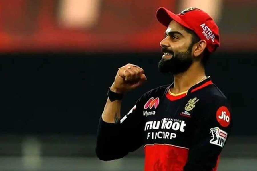 ব্যাঙ্গালোর দলটির দিকে চোখ রাখলে দেখা যাচ্ছে, এ বছর সবচেয়ে দামি ক্রিকেটার হলেন ভারতের প্রাক্তন অধিনায়ক বিরাট কোহলি। তাঁর দর ১৫ কোটি টাকা।